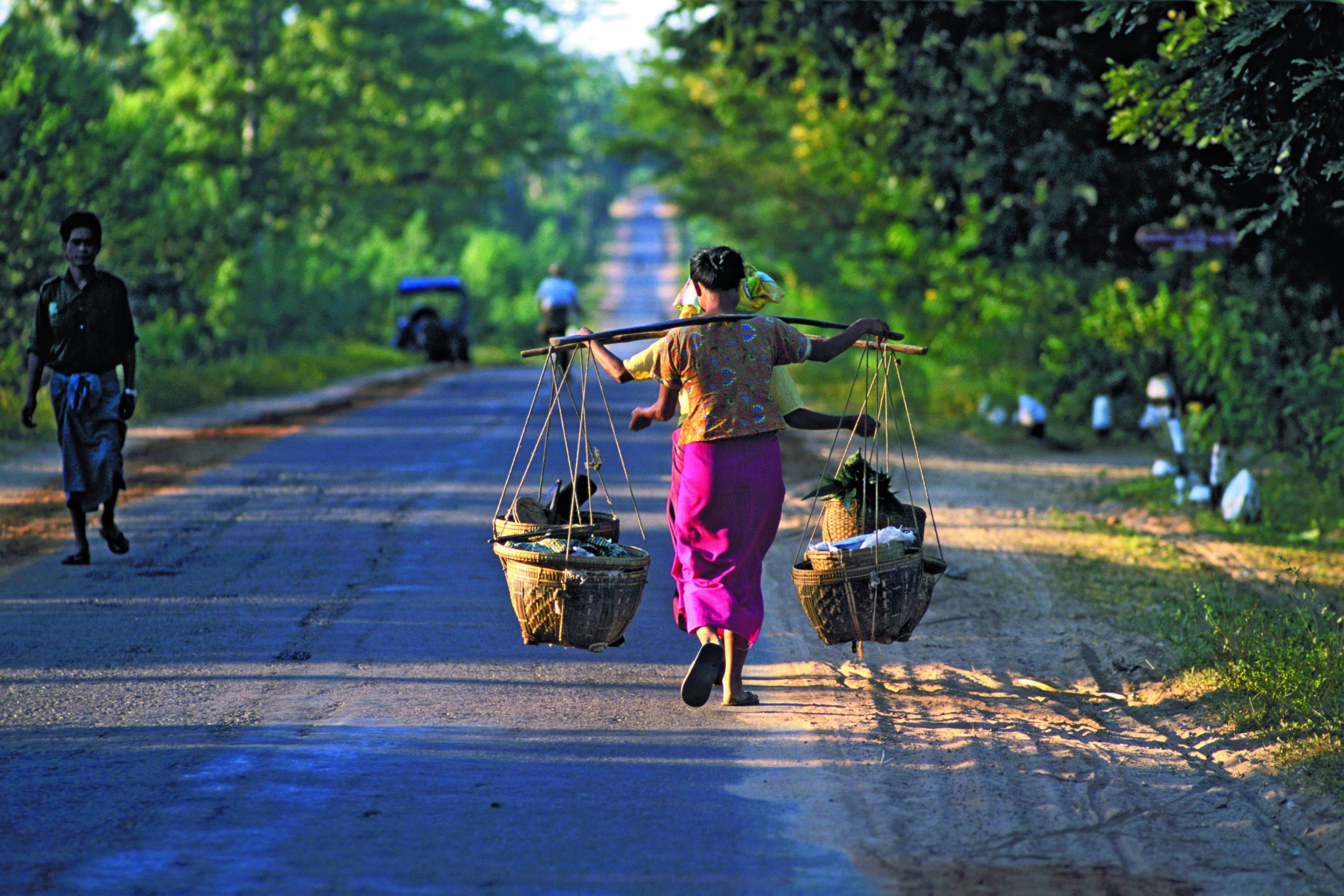 Route aux environs de Bagan.