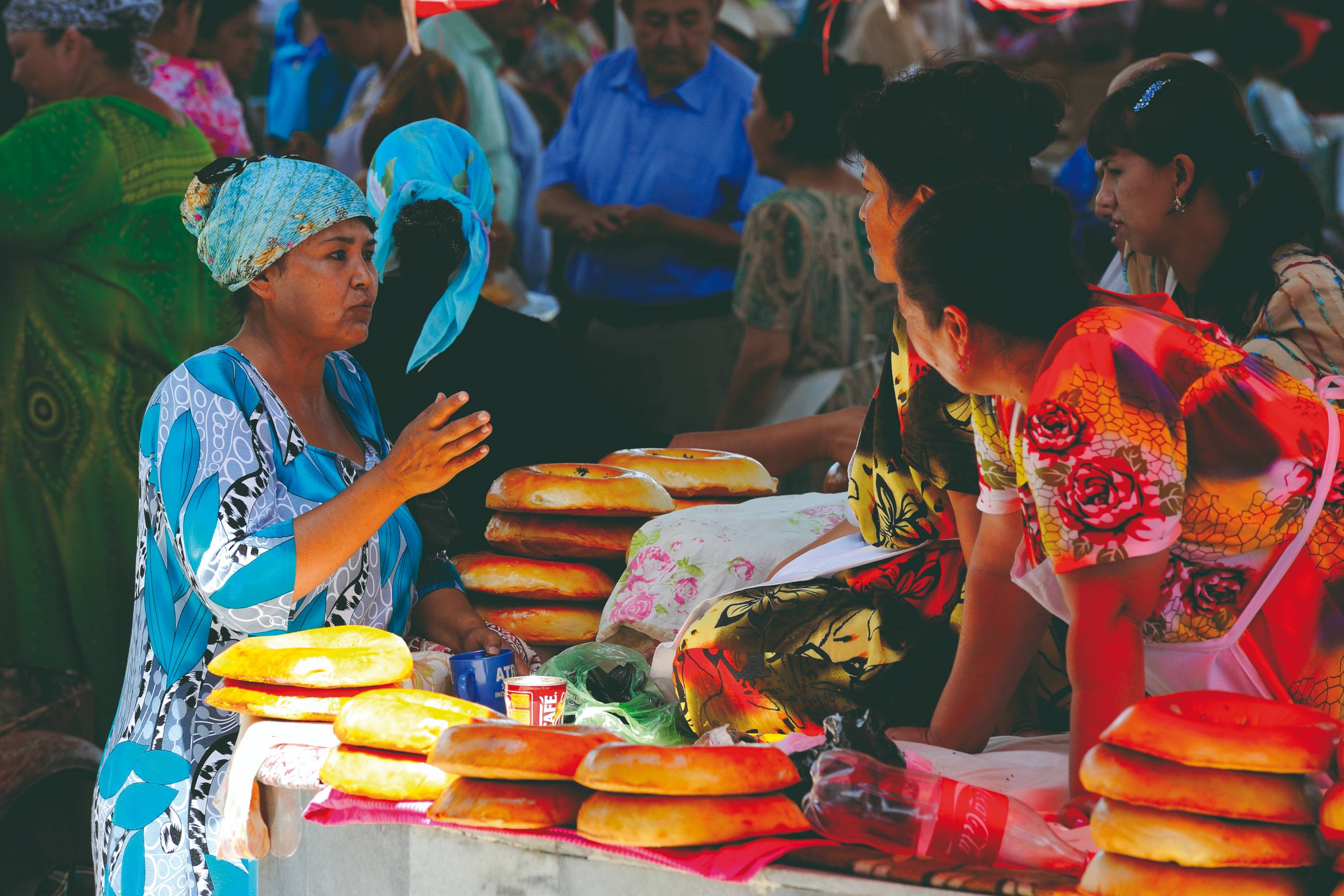 Étal de vente de pains traditionnels au bazar de Samarkand.
