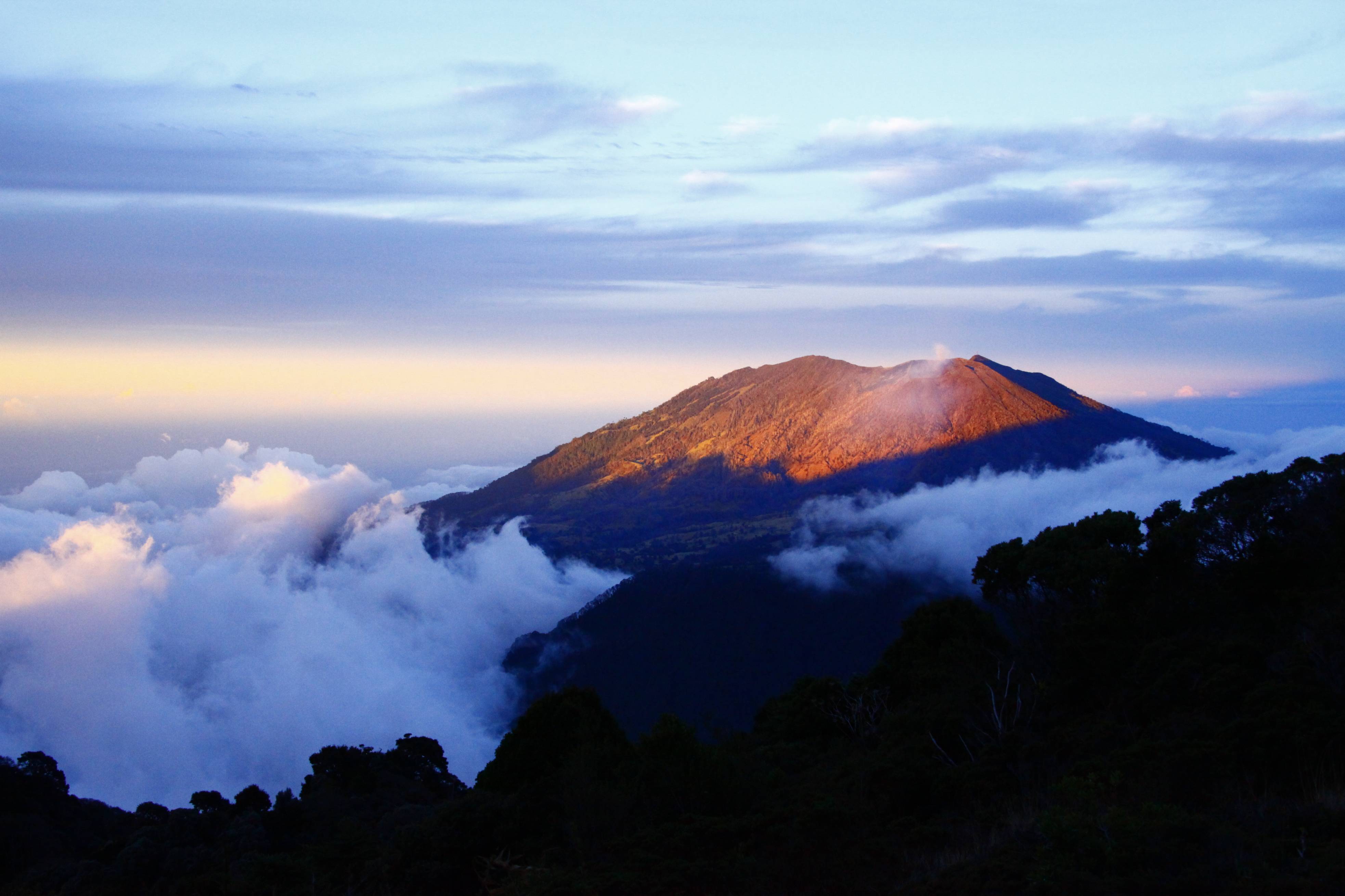 Volcan Turrialba vu depuis le volcan Irazu.