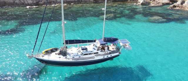 Navigazione in barca a vela nelle Cicladi