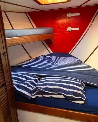 Navigazione in barca a vela nelle Cicladi