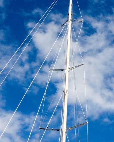 Navigazione in barca a vela nelle Cicladi