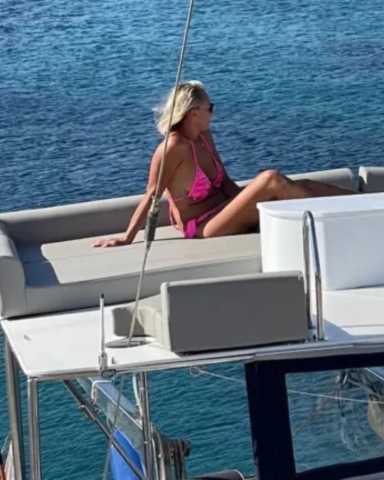 Navigazione in barca a vela nelle Cicladi