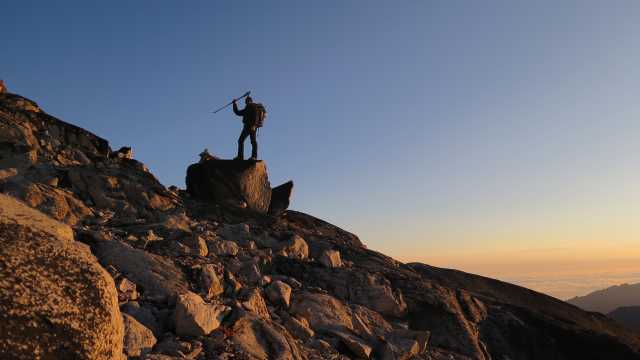 Escalada en roca y trekking en una cima inédita