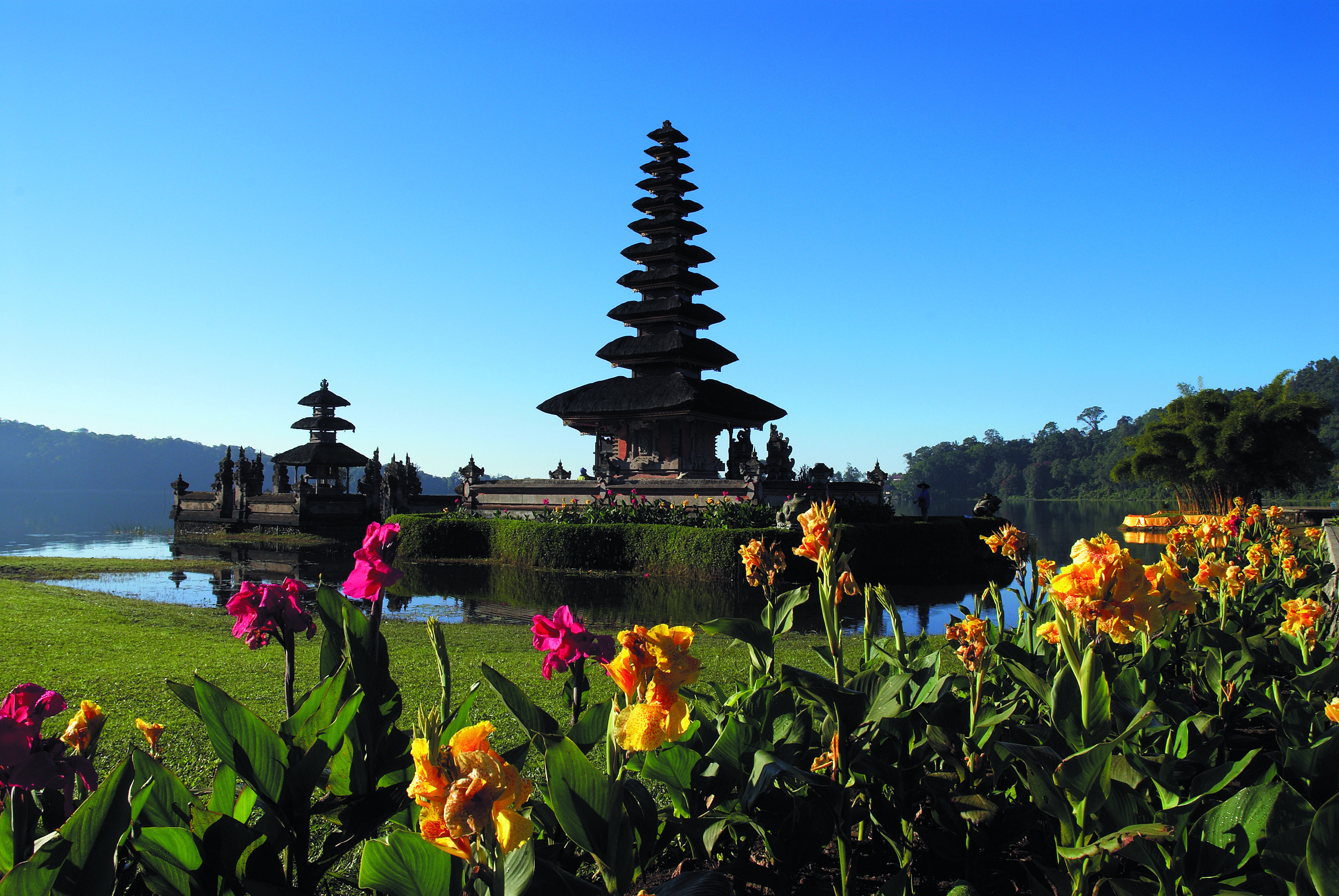 Authentieke ontdekking van Bali in slow travel-modus - Munduk Balinese Tempel - jungle en heilig meer - Munduk Temple Balinais - jungle et lac sacré