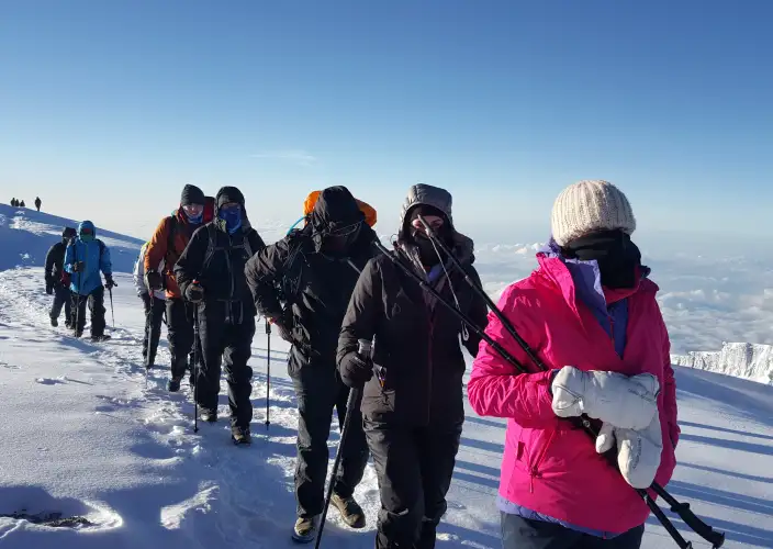 6 Días de Ascenso al Monte Kilimanjaro Ruta Marangu - Horombo Hut (3,700 m) – Marangu Gate (1,860 m) – Regreso a Arusha - Foto del día