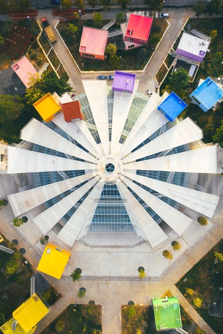 Albânia com todos os sentidos, uma viagem única para todos - Bem-vindo a Tirana, a colorida capital - Foto do dia