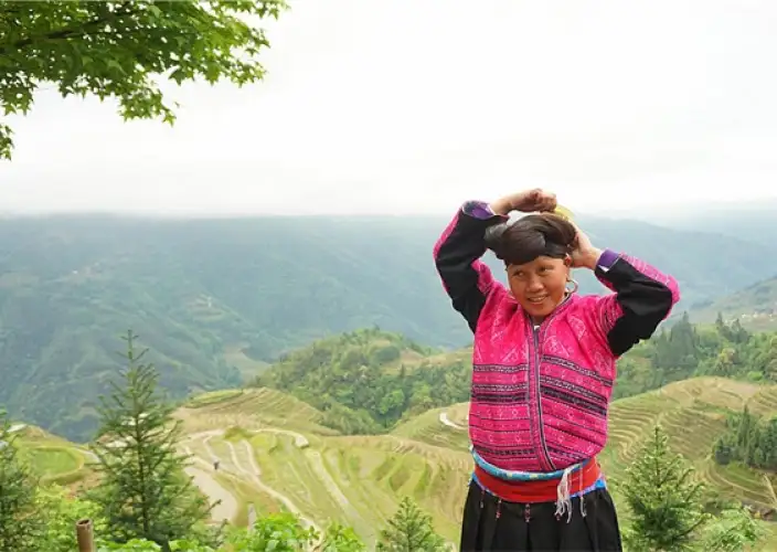 Tour de maravillas naturales y aventura de grupos étnicos en el sur de China - Excursión de día completo a las Terrazas de Arroz de Longji - Red Yao Lady at Longji Rice Terraces