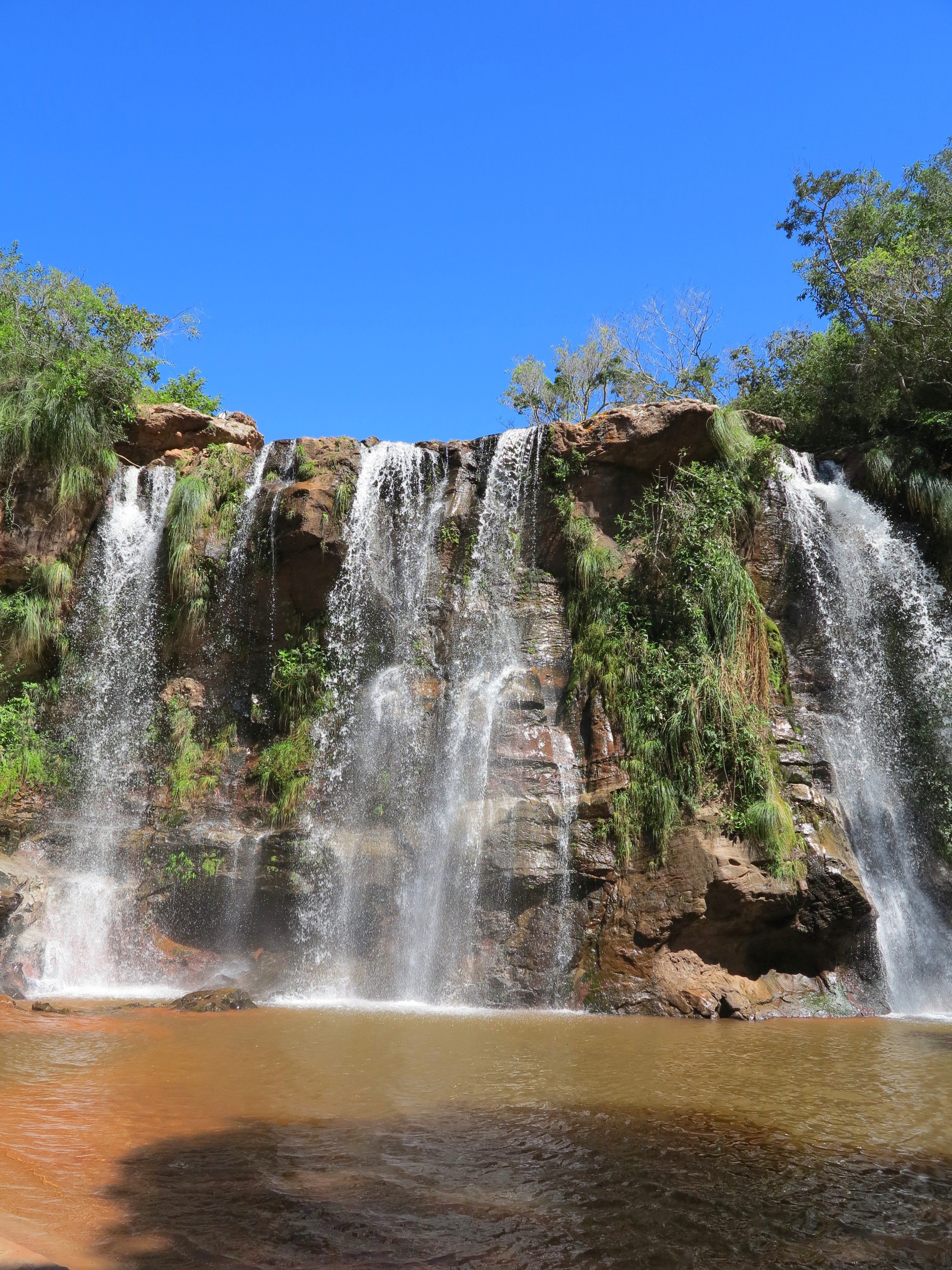 The great open spaces in Bolivia - Santa Cruz, the heavy waterfalls and the caves of Samaipata - Santa Cruz, les fortes chutes d'eau et grottes de Samaipata