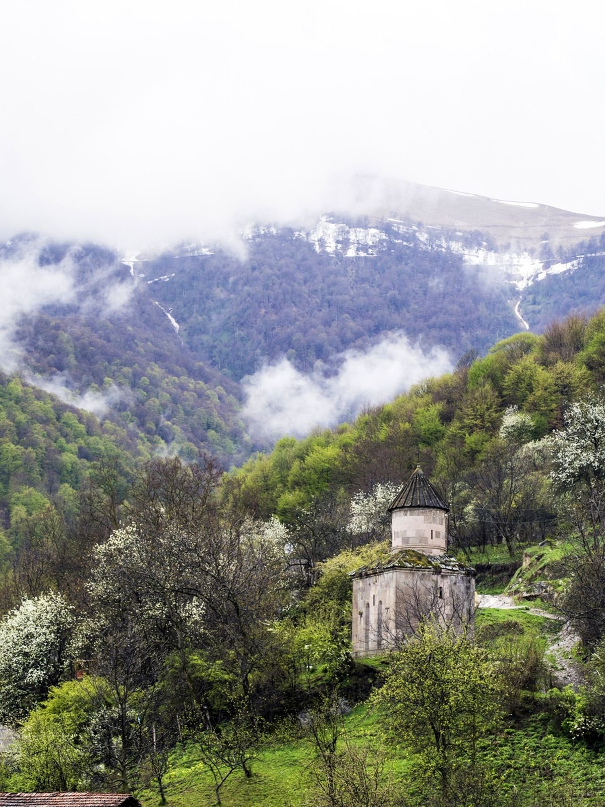 En el corazón de las montañas y los lagos armenios - La « Pequeña Suiza armenia » y sus monasterios forestales - Foto del día