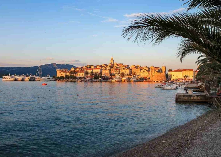 Croatie Authentique - La presqu’île de Pelješac, avec découverte de la culture des huîtres et des moules auprès d’un exploitant, dégustation de vins chez un vigneron, et visite de Korčula. Nuitée à proximité de Korčula. - Korčula