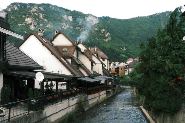 O Norte Escondido da Bósnia – Cascatas, Castelos & Tradições Gourmet