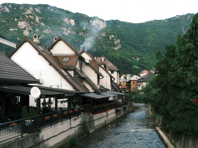 O Norte Escondido da Bósnia – Cascatas, Castelos & Tradições Gourmet
