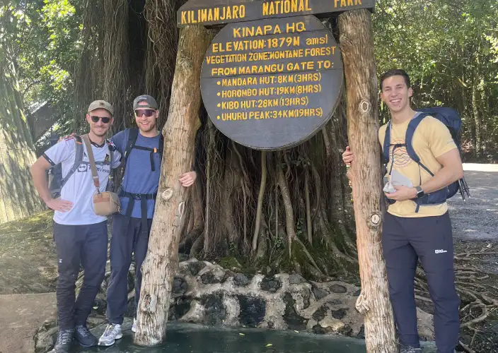 7 Dias de Trekking no Monte Kilimanjaro – Rota Lemosho - Portão Londorossi para o Acampamento Mti Mkubwa (2,820m) - Foto del día