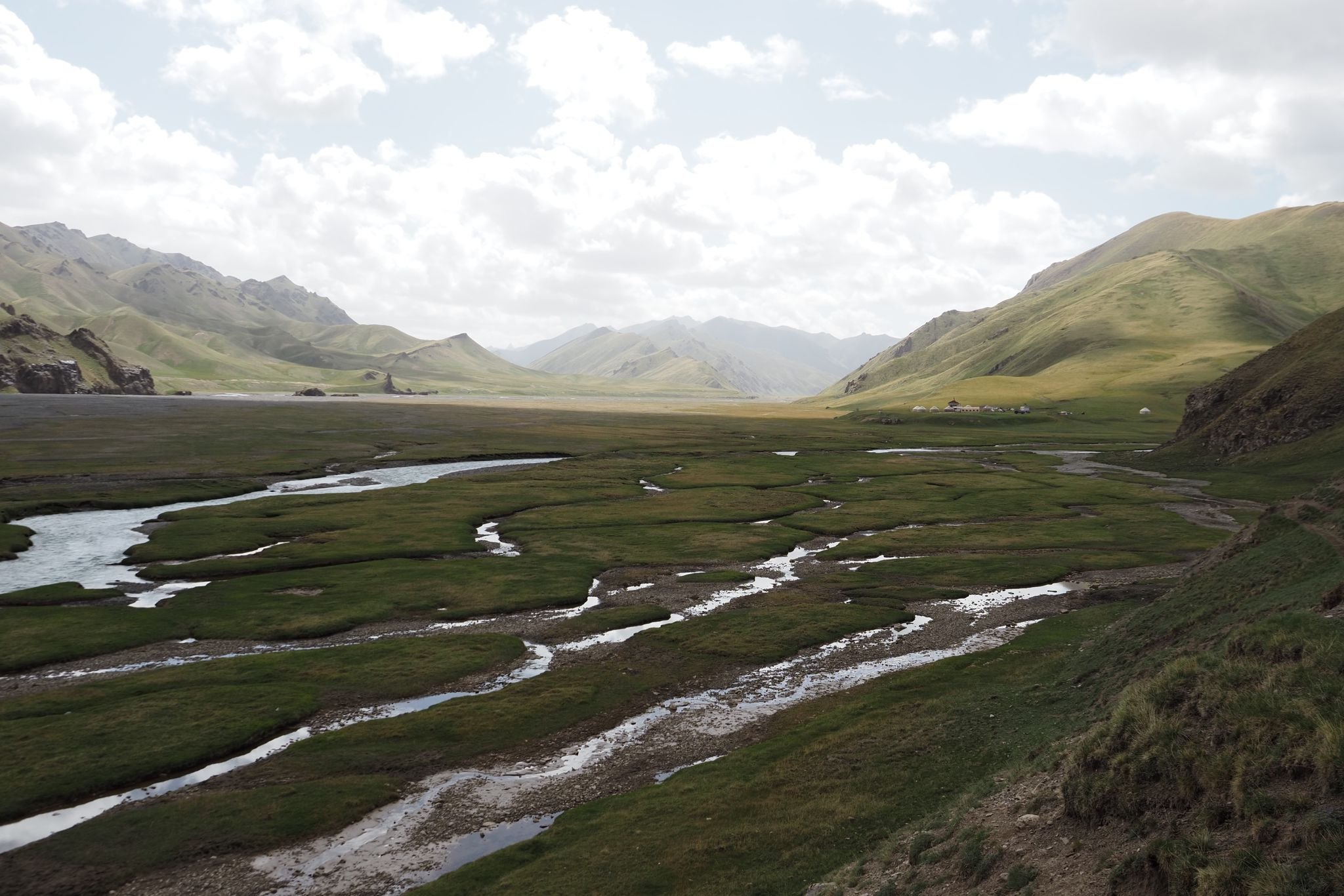 Tailor-made horseback riding in Kyrgyzstan – Tien Shan Mountains - TASH RABAT – PANORAMA – TASH RABAT - Photo of the day