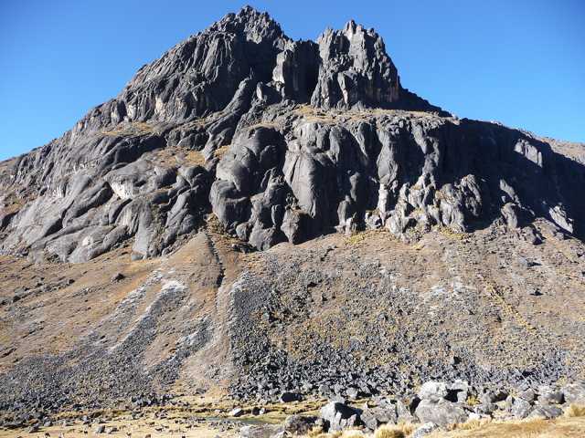 Escalada en roca y trekking en una cima inédita