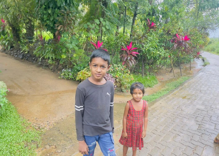 Rencontres insolites au pays de l’or vert - Balade dans le village de Meddepola. - Photo du jour