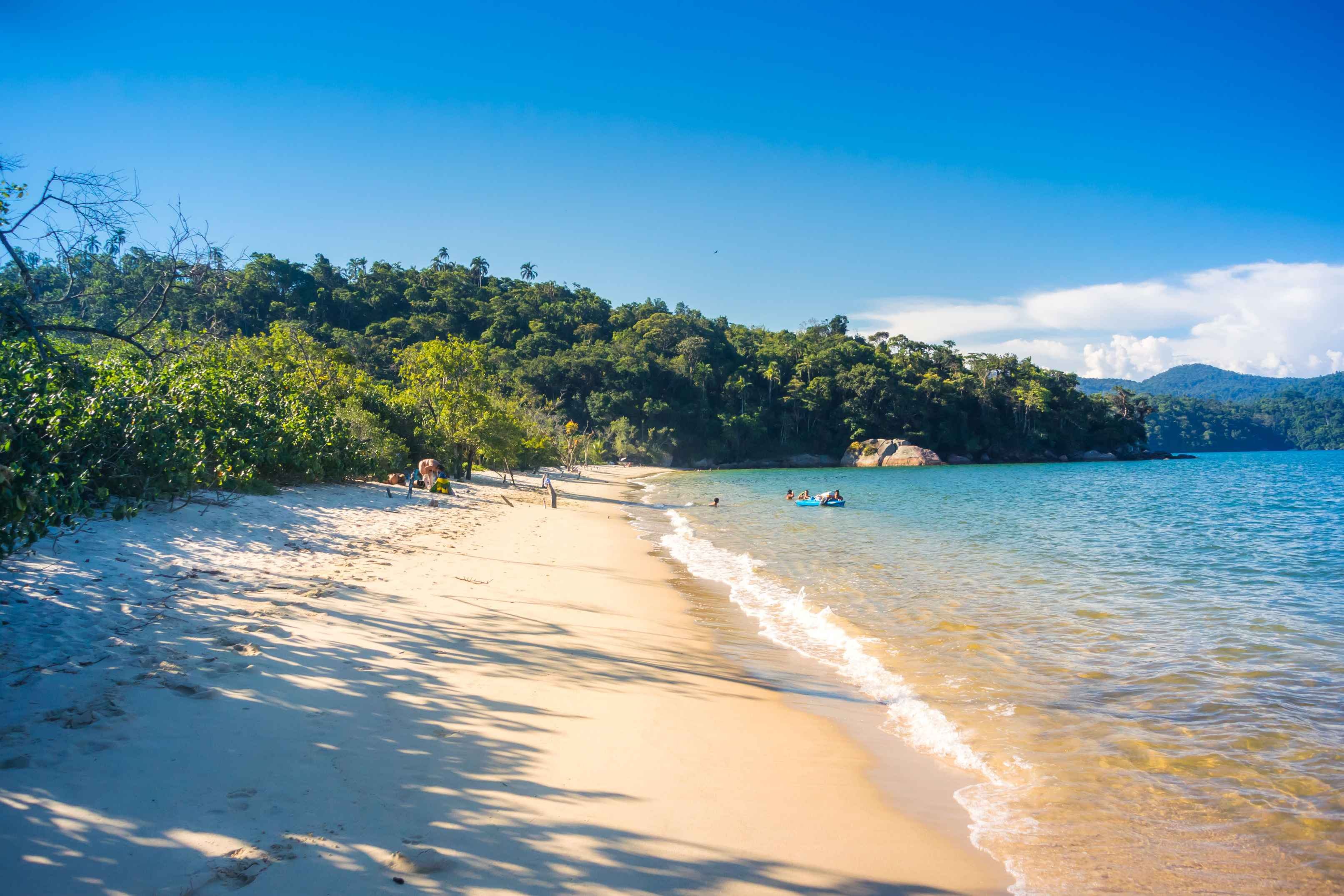 Koloniaal Brazilië - Bezoek aan de prachtige baai van Paraty. - Visite de la magnifique baie de Paraty
