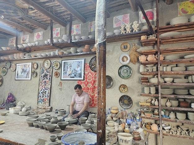 Parada no cruzamento na Rota da Seda - Boukhara – Guijduvan – Samarcanda (rota de 300 km ~ 5 h) - Boukhara – Guijduvan – Samarkand (route de 300km~5h)