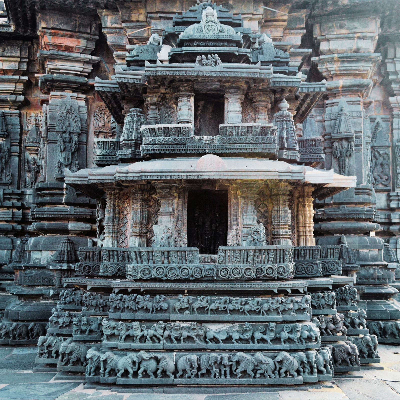 Circuit d'architecture des temples du sud de l'Inde : un voyage guidé, privé et exclusif à travers les sites du patrimoine mondial de l'UNESCO - Excursion d'une journée à Belur et Halebeedu - Photo du jour