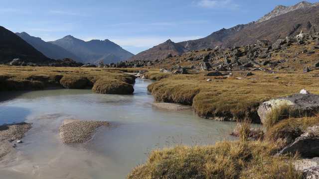 Escalada en roca y trekking en una cima inédita