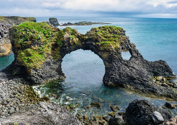 Voyage au centre de la Terre : Excursion d'une journée à Snæfellsnes et à la grotte de lave - Village de pêcheurs d'Arnarstapi - Photo du jour