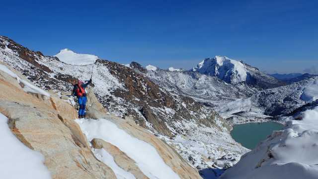 Escalada en roca y trekking en una cima inédita