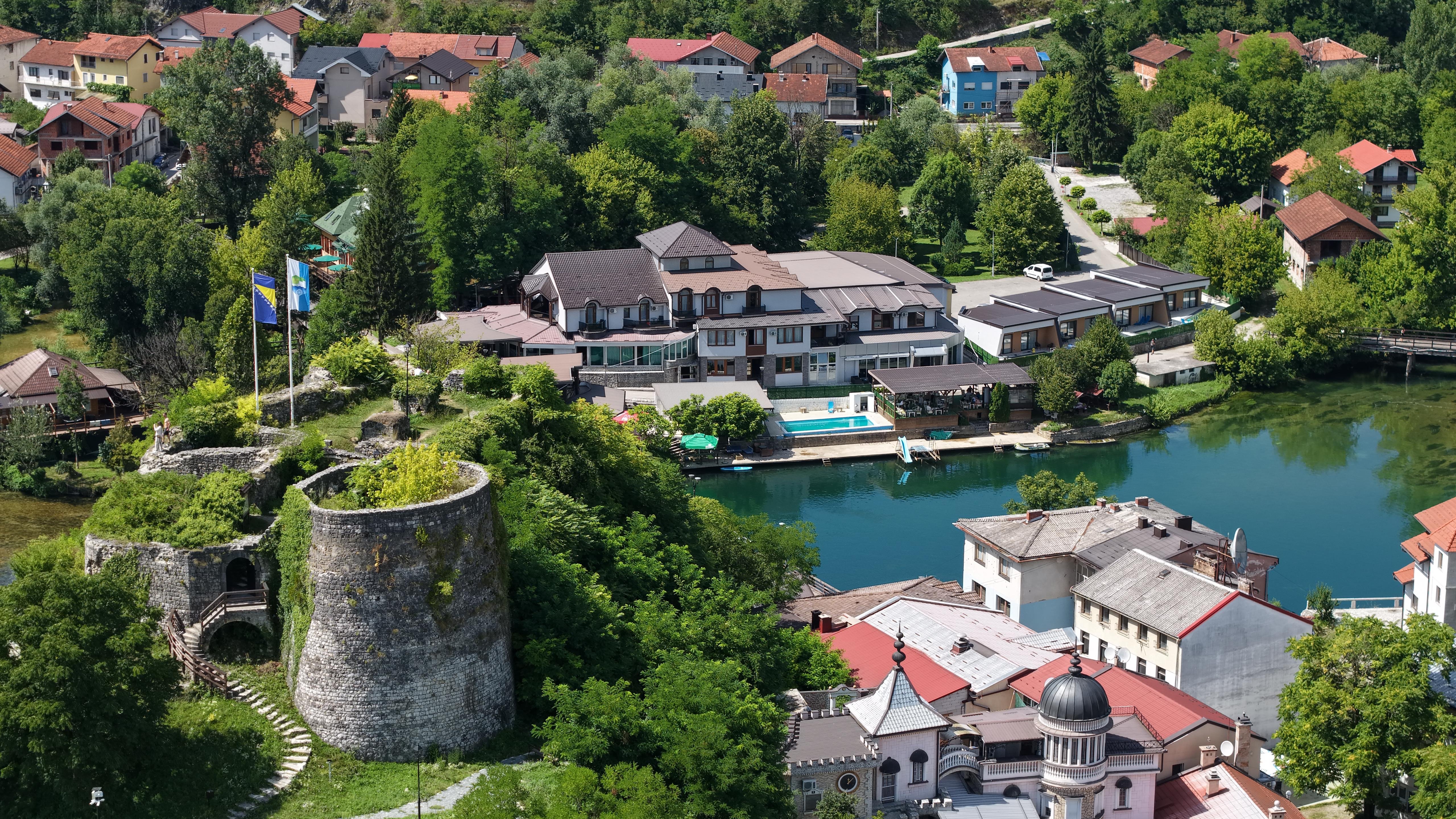 O Norte Escondido da Bósnia – Cascatas, Castelos & Tradições Gourmet - Bosanska Krupa & Castelo de Ostrožac - Foto do dia
