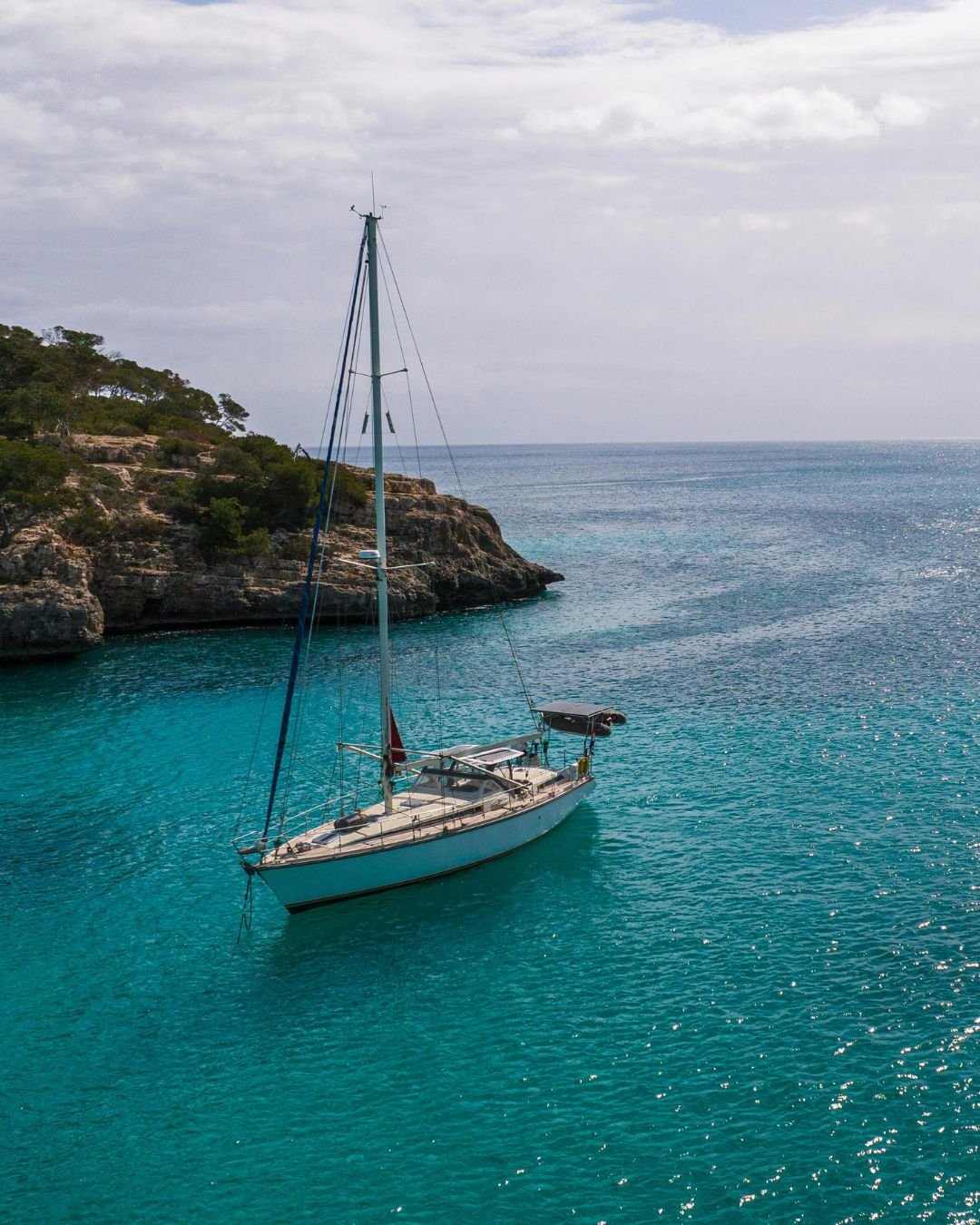 Navigazione in barca a vela nelle Cicladi - Esplorazione di calette isolate - Foto del giorno