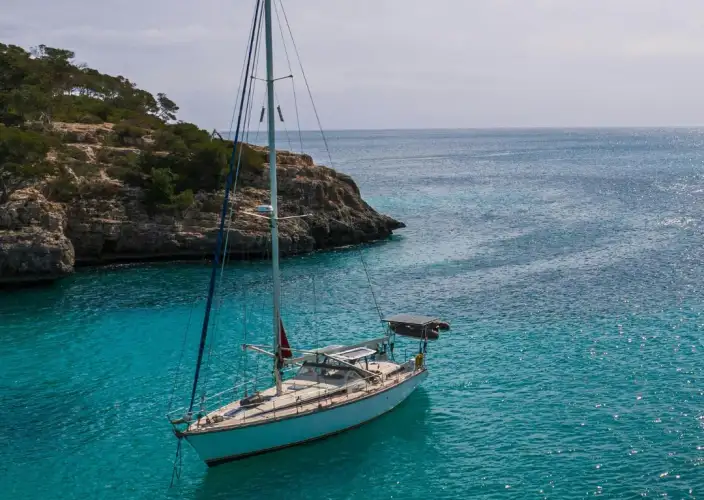 Navigazione in barca a vela nelle Cicladi - Esplorazione di calette isolate - Foto del giorno