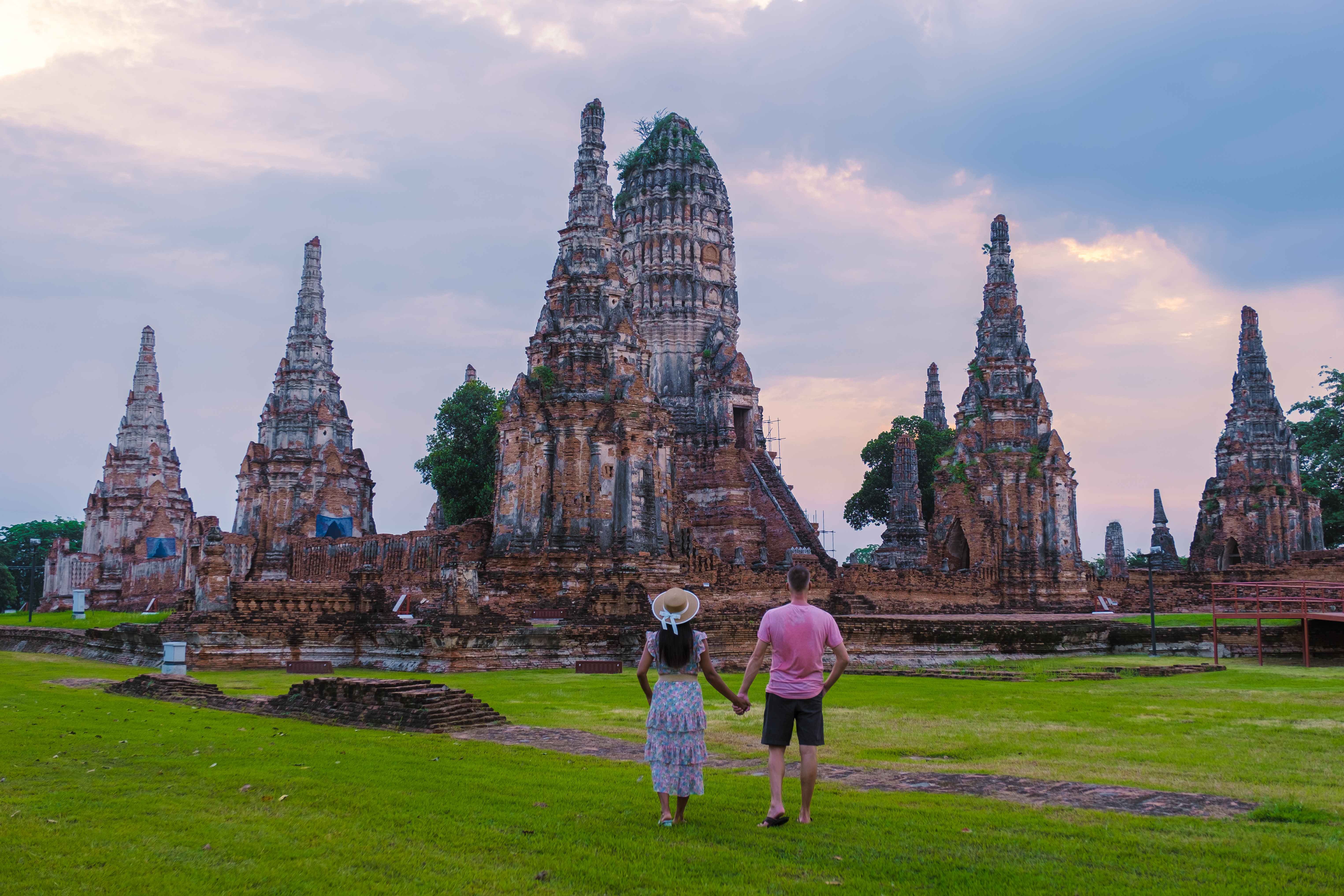 Thailand in zijn geheel - BANGKOK - AYUTTHAYA. Treinmarkt, drijvende markt Damnoen Saduak en transfer naar Ayutthaya - Foto van de dag