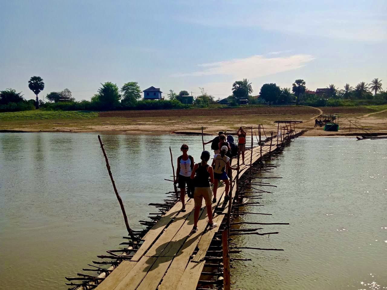 The loop around the lake + Kratie (dolphins) + Banteay Chmar - Kompong Thom and floating villages. Rural life, pagodas and temples - Photo of the day