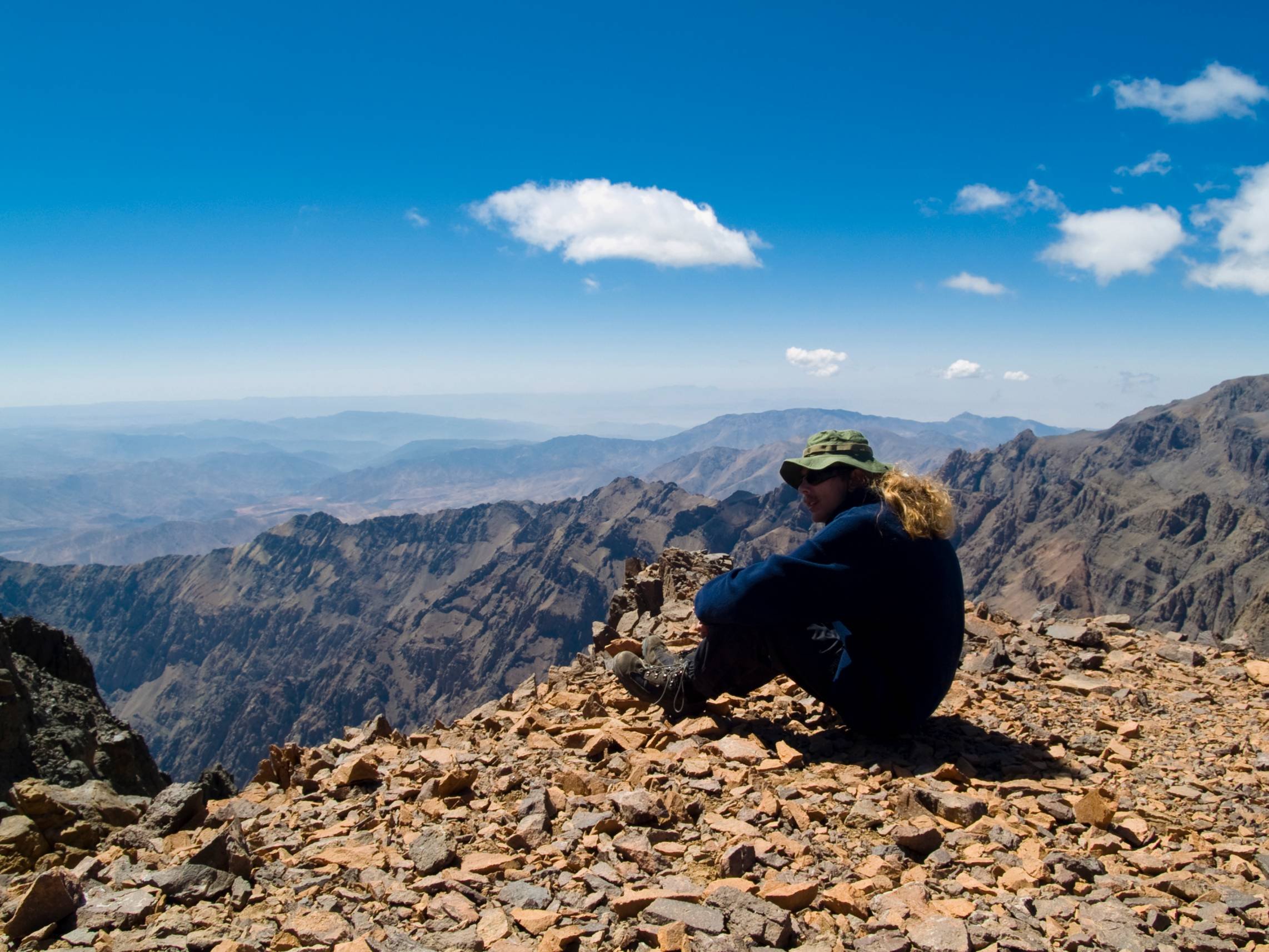 Ver Marruecos como poca gente lo hace.
El Toubkal es la montaña más alta del norte de África. - ¡Cima del Toubkal! -- El descenso - Toubkal Summit! -- The Descent