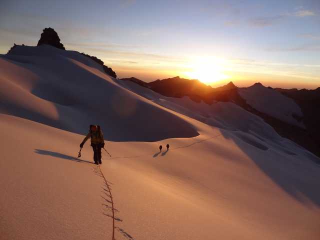 Escalada en roca y trekking en una cima inédita