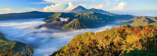 Between temples and volcanoes, from Java to Bali