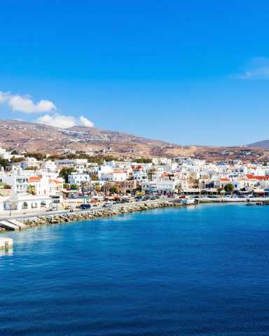 Navigazione in barca a vela nelle Cicladi