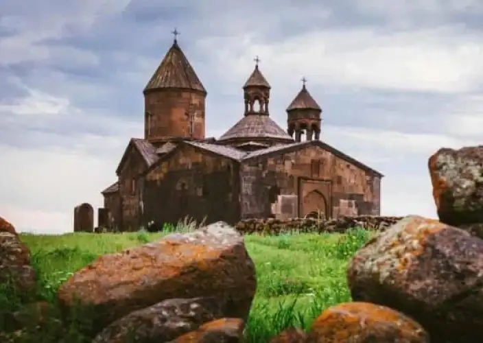 In het hart van de Armeense bergen en meren - Klooster van de Psalmen en Vesting van de Winden - Foto van de dag