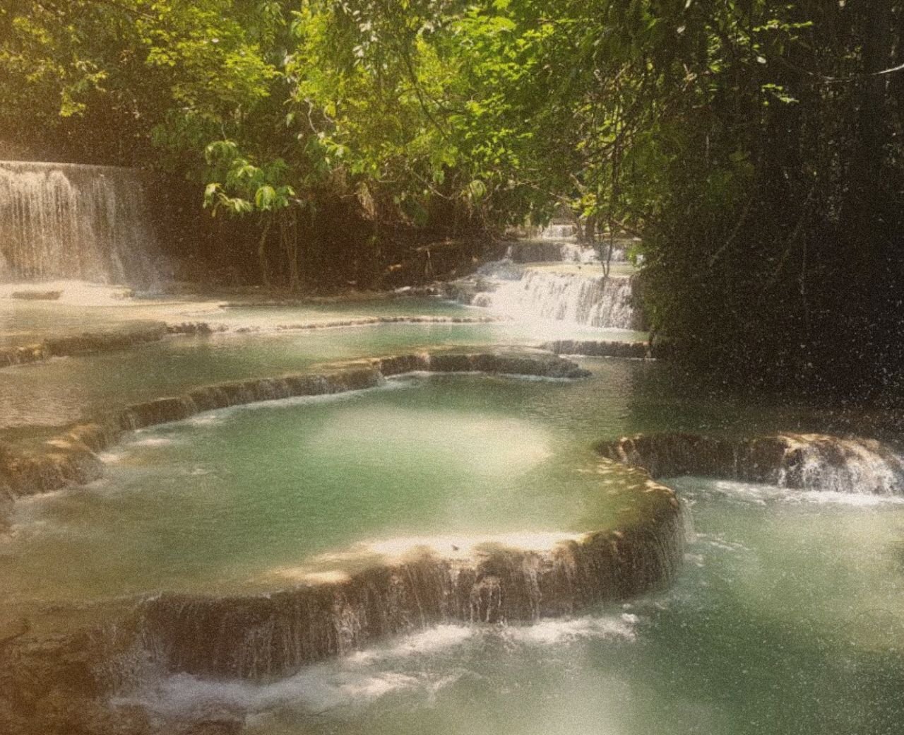 10 expériences uniques à vivre entre amis au cœur du nord du Laos - Nature et émerveillement aux chutes de Kuang Si - Photo du jour
