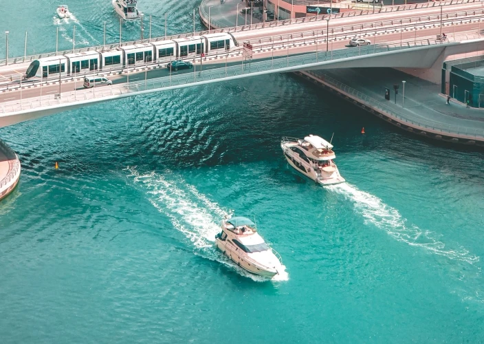 Sparkling Dubai: 8-Day UAE Tour Package - Traditional tour of the city of Dubai and dinner on board a dhow at the Dubai Marina. - Visite traditionnelle de la ville de Dubaï et dîner à bord d'un Dhow à la marina de Dubaï
