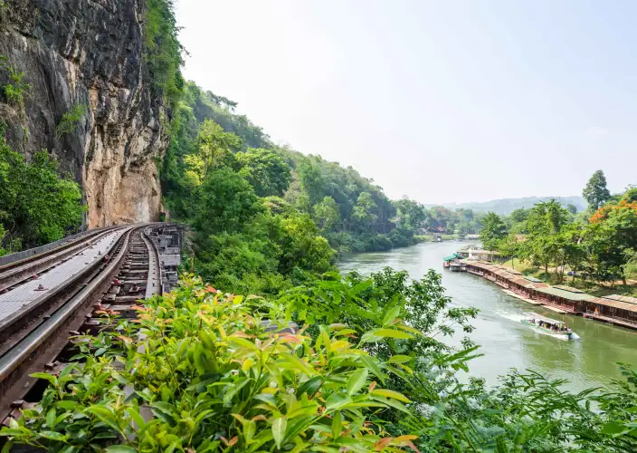 Thailand: essentials en jungles van Kanchanaburi - BANGKOK - KANCHANABURI. Treinmarkt, drijvende markt Damnoen Saduak en brug over de rivier de Kwai - Foto van de dag
