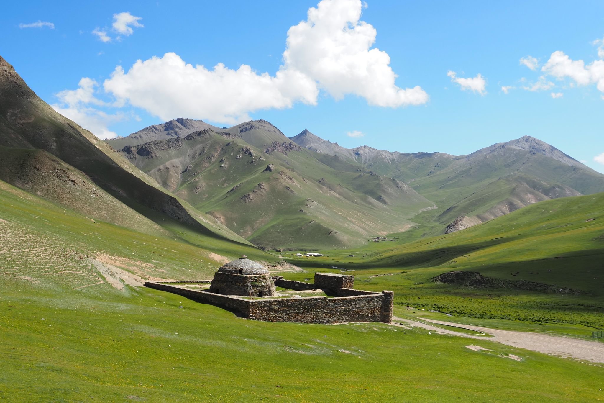 Tailor-made horseback riding in Kyrgyzstan – Tien Shan Mountains - SHYRYKTY – TASH RABAT - Photo of the day
