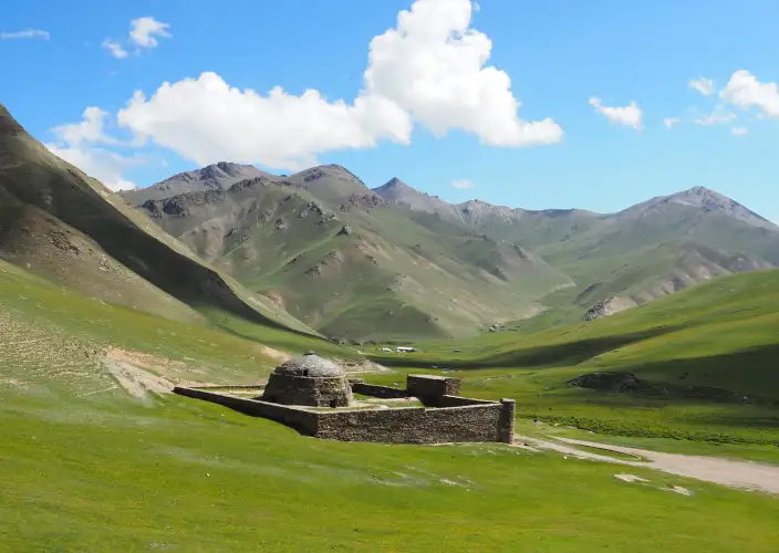 Escursione a cavallo su misura in Kirghizistan – Monti Celesti - SHYRYKTY – TASH RABAT - Foto del giorno