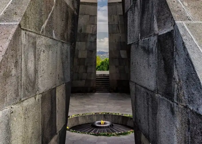 The colors of Armenia - Yerevan city tour / History Museum / Genocide Memorial / Vernissage - Photo of the day