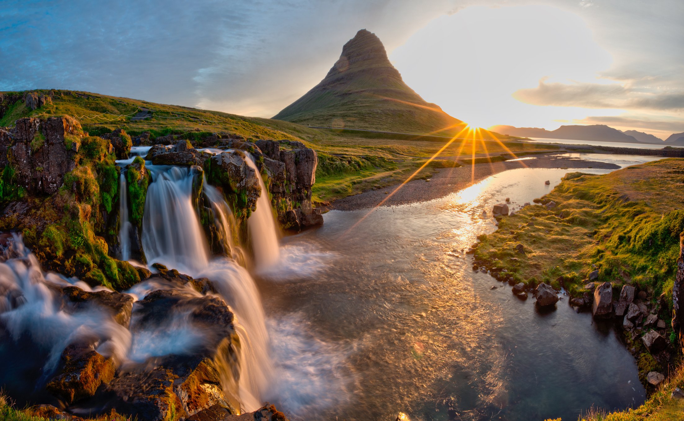 Voyage au centre de la Terre : Excursion d'une journée à Snæfellsnes et à la grotte de lave - Montagne Kirkjufell - Photo du jour