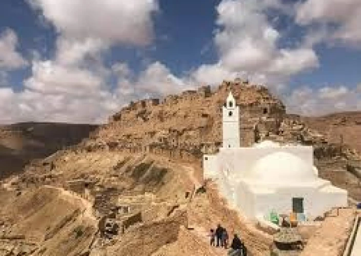 3 jours entre dunes, ksour et oasis : voyage du littoral de Djerba au grand sud tunisien. - Djerba – Ksar El Ferch – Ksar Haddada – Chenini – Ksar Ghilane - Chenini