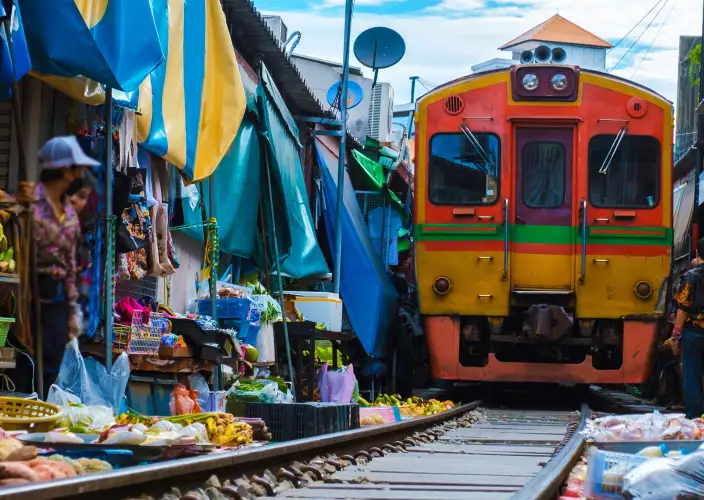 Essentiële hoogtepunten van Thailand: Bangkok, Chiang Rai en Chiang Mai - BANGKOK - AYUTTHAYA. Treinmarkt, drijvende markt Damnoen Saduak en transfer naar Ayutthaya - Foto van de dag
