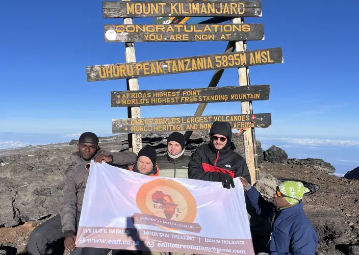 7 Dias de Trekking no Monte Kilimanjaro – Rota Lemosho - Barafu até o Pico Uhuru (5,895m) – Descer para o Acampamento Mweka (3,068m) - Foto del día