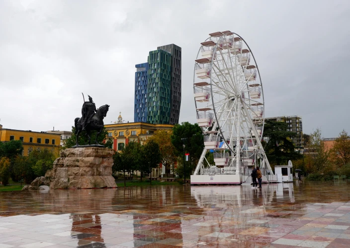 Au cœur du pays des aigles – un voyage entre histoire et nature - Jour 1 – À la découverte de Tirana – La capitale vibrante de l'Albanie - tirana