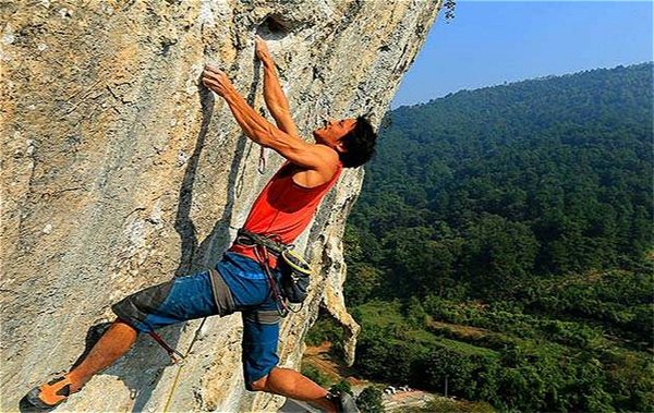 Merveilles naturelles et aventure auprès des groupes ethniques du sud de la Chine - Transférez-vous à la gare de Guilin pour prendre le train à grande vitesse vers Zhangjiajie. - Rock climbing in Yangshuo