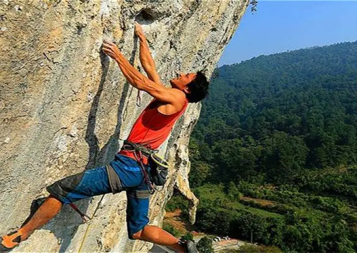 Tour de maravillas naturales y aventura de grupos étnicos en el sur de China - Transfiera a la estación de Guilin para tomar el tren de alta velocidad a Zhangjiajie. - Rock climbing in Yangshuo